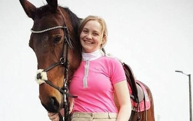 Jovem norueguesa Pia Olden ao lado do seu cavalo, que foi abatido por motivos de saúde.