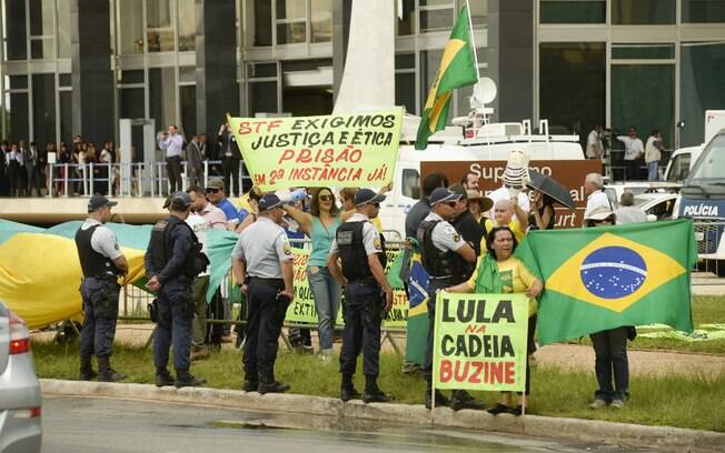 Integrantes de movimentos que pedem a prisão do ex-presidente Lula somam cerca de 50 pessoas em frente ao STF