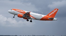 Carro é perfurado por estrutura metálica na Zona Sul de São Paulo