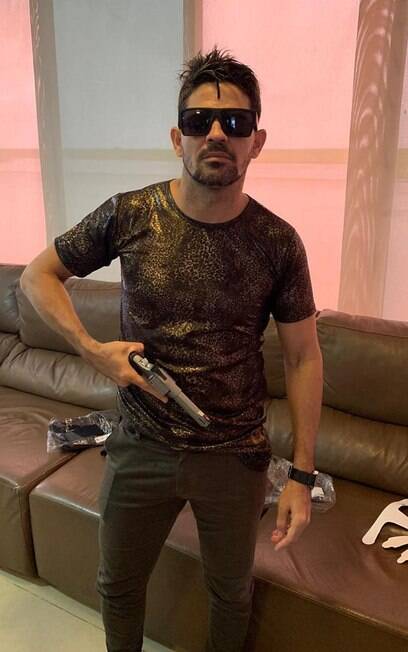 Weliton Costa posa com armas no Instagram
