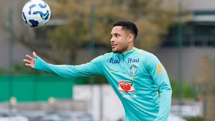 Vitor Roque joga 45 minutos pela Seleção e preocupa palmeirenses Vitor Roque joga 45 minutos pela Seleção e preocupa palmeirenses