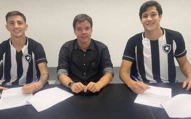 Botafogo assina primeiro contrato profissional com Vargas e Batata, atacantes do sub-17