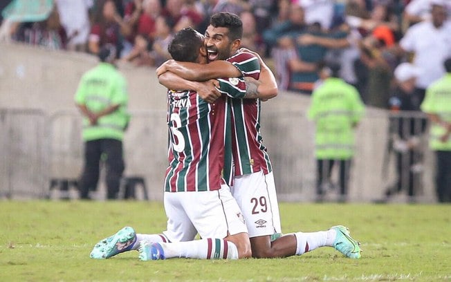 Xarás Thiago Silva (esq.) e Thiago Santos se abraçam após vitória do Fluminense