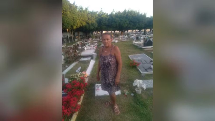 Mulher mora em cemitério no Ceará há 21 anos
