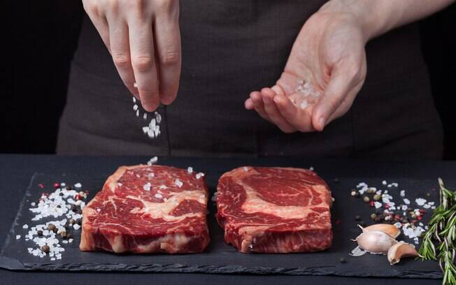 A maneira mais comum de temperar peças de carne no churrasco é salgando apenas com sal grosso, mas essa não é a única maneira de temperar a carne no churrasco!
