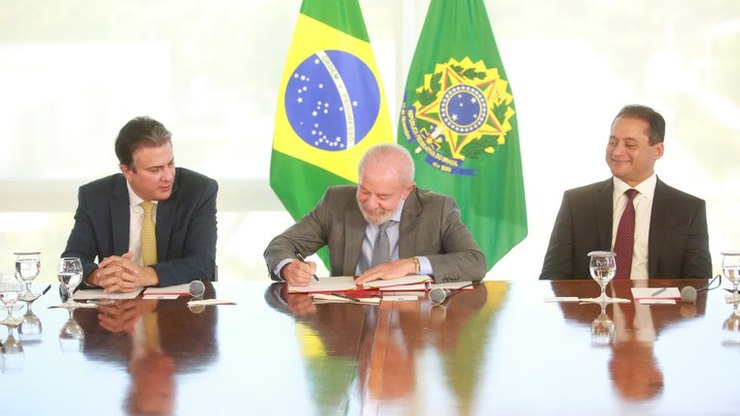 Governo%20pro%C3%ADbe%20EAD%20em%20cursos%20como%20Medicina%20e%20Direito