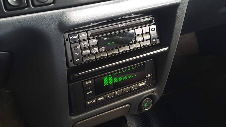 Equalizador de rádio já foi alvo de status como o do sistema de som deste Ford Escort XR3 (foto).