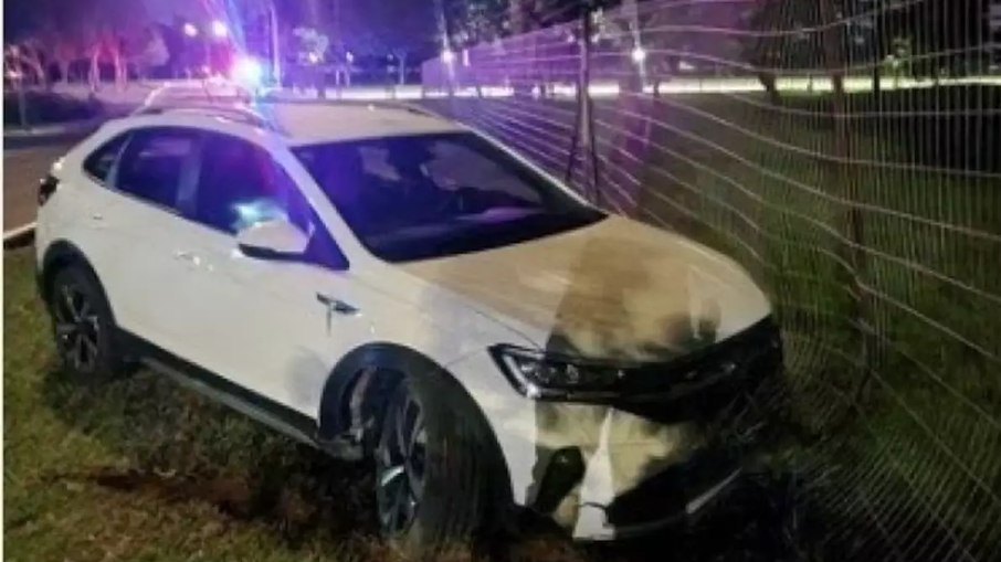 Carro batido na cerca da casa de Geraldo Alckmin Carro batido na cerca da casa de Geraldo Alckmin