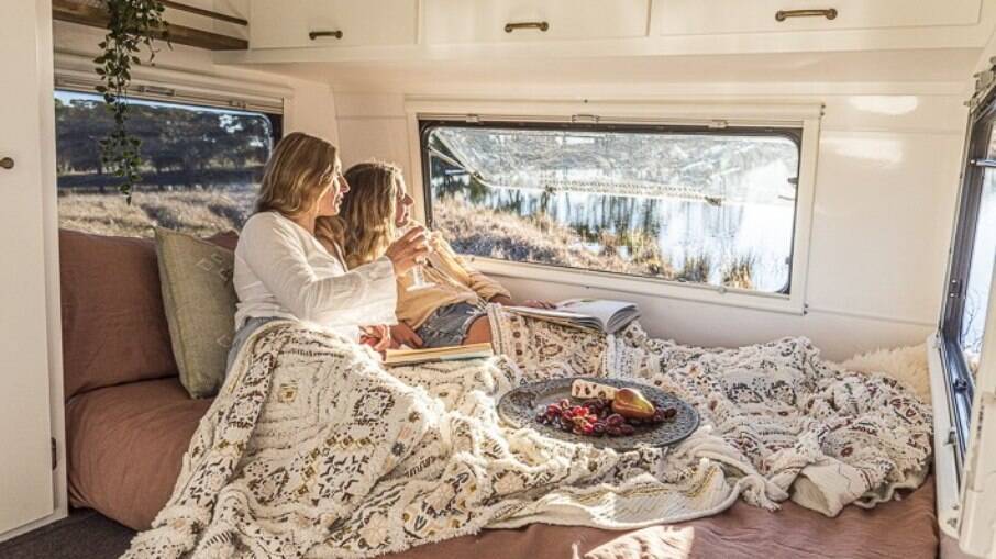 Interior da Kombi trailer é bem confortável e ideal para casais passagem alguns dias na tranquillidade