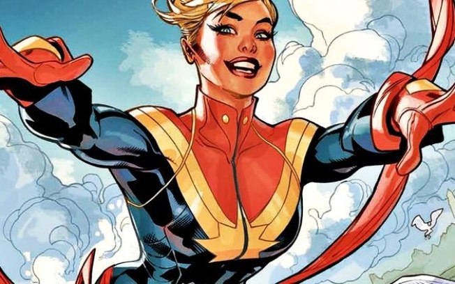 Capitã Marvel homenageia passado zoado em capa com seus melhores uniformes