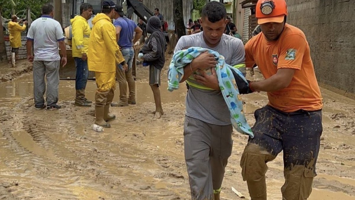 Pessoas sofrem com tempestades em São Sebastião