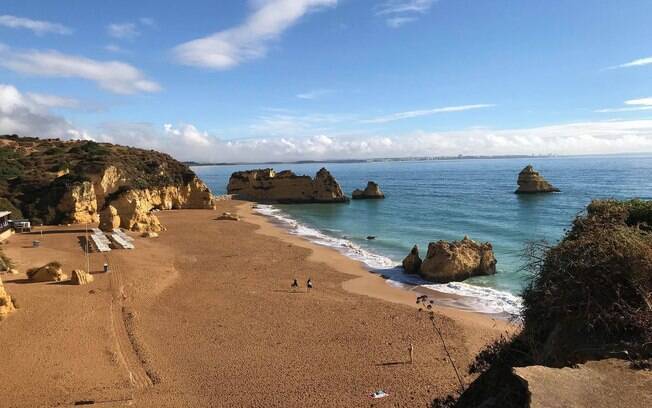 A praia da Dona Ana, na região de Algarve, é conhecida pela tranquilidade e pelo clima familiar