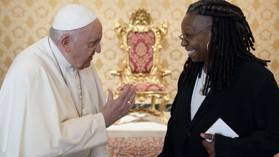 Papa Francisco e Whoopi Goldberg Papa Francisco e Whoopi Goldberg