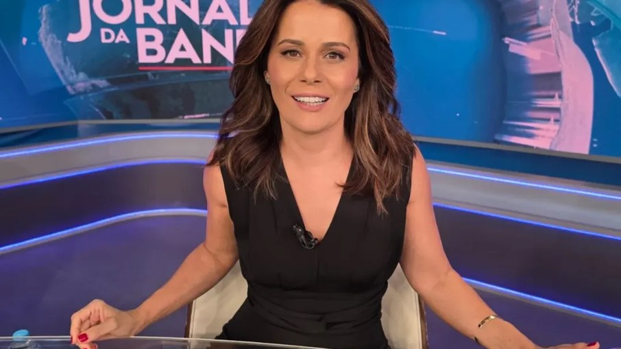 Adriana Araújo na bancada do Jornal da Band