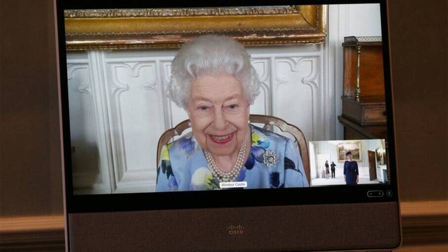 Rainha Elizabeth II aparece sorridente em compromisso