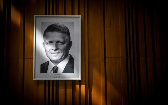 Fotografia do primeiro-ministro Robert Fico na sede do governo eslovaco, em Bratislava