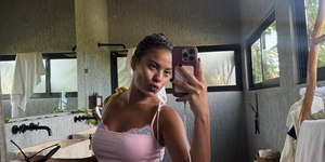 Bella Campos aproveita férias e exibe corpão na praia