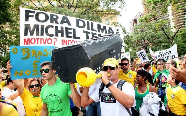 Manifestação contra o governo Dilma e corrupção na Petrobras, enche a praça da liberdade, em Belo Horizonte. Foto: Marcelo Sant Anna/Fotos Públicas