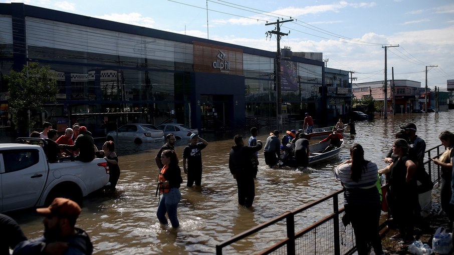 Militares, bombeiros, profissionais de saúde e voluntários participam da operação de resgate de moradores do bairro Sarandi, cujas casas foram afetadas pelas enchentes, em Porto Alegre