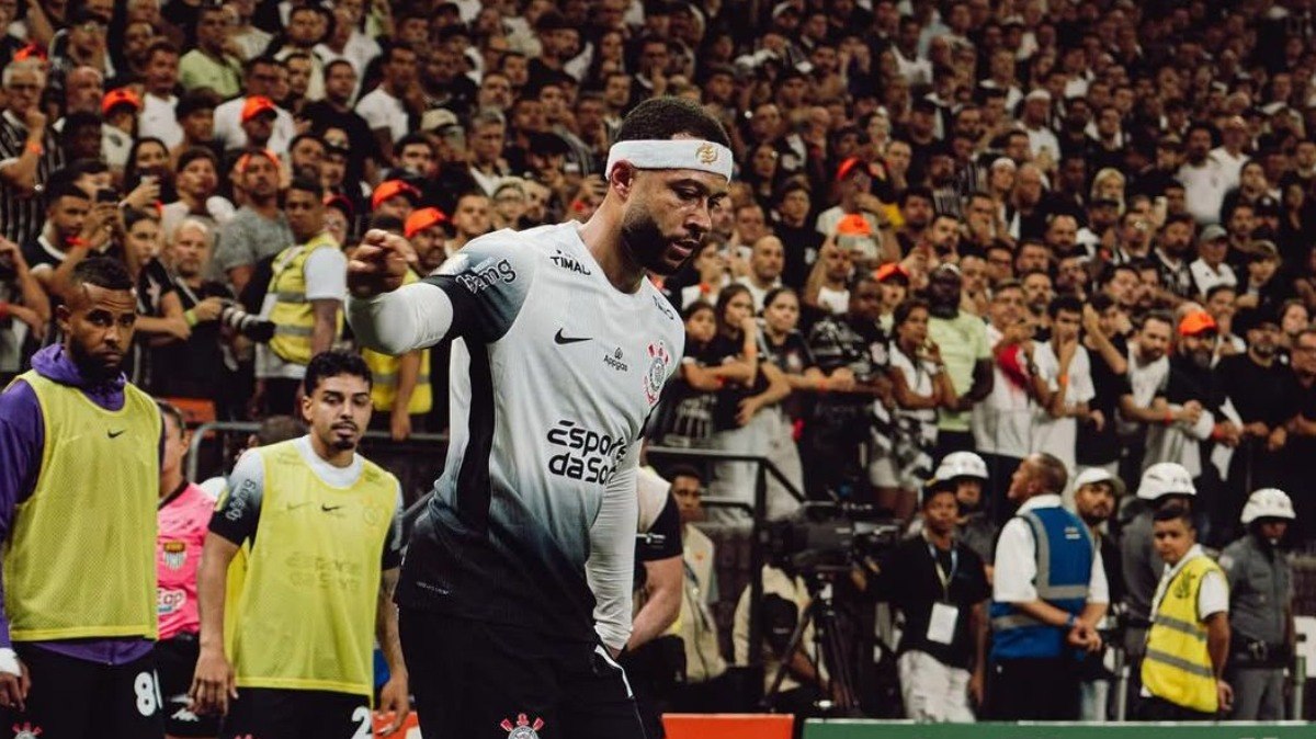 CBF proíbe subir na bola após polêmica com Memphis Depay CBF proíbe subir na bola após polêmica com Memphis Depay