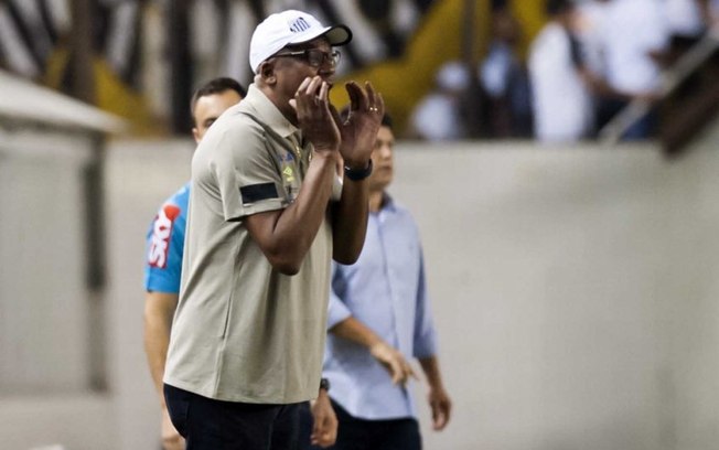 Chulapa deixa comissão técnica fixa do Santos, mas segue no clube Chulapa deixa comissão técnica fixa do Santos, mas segue no clube
