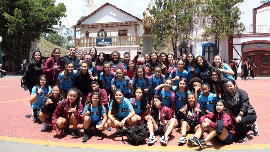 Atletas sub-13 e sub-15 do futebol feminino da Ferroviária durante visita no Hopi Hari Atletas sub-13 e sub-15 do futebol feminino da Ferroviária durante visita no Hopi Hari