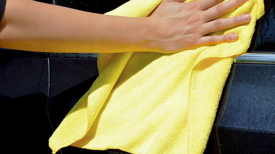 As toalhas de microfibra absorvem mais as gotículas de água sobre a lataria e não soltam fiapos.