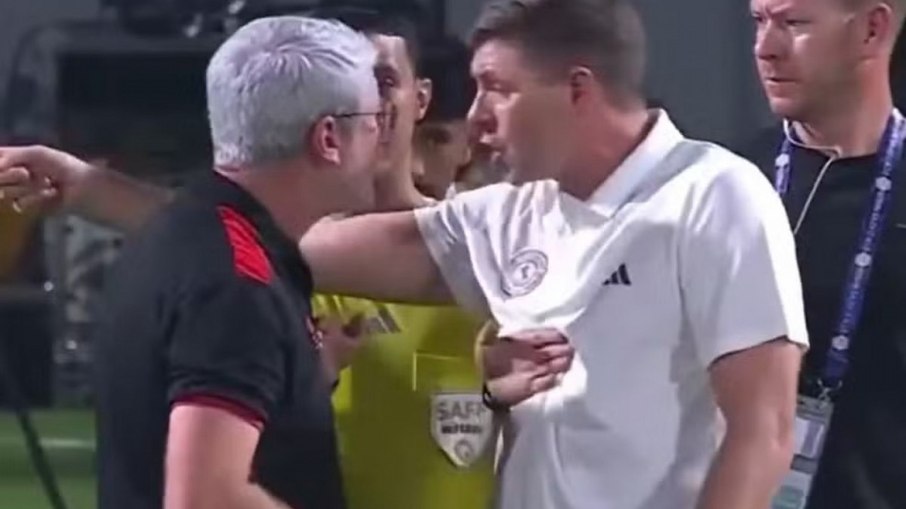 Odair Hellmann e Gerrard têm discussão acalorada à beira do campo no Sauditão