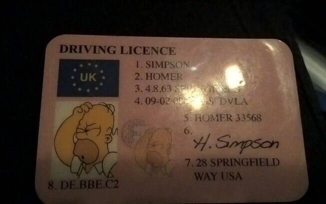 Além de ter o carro apreendido, o falso Homer Simpson também foi autuado por dirigir sem habilitação válida nem seguro