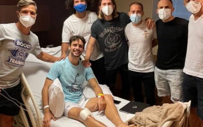 Internado, Rodrigo Caio recebe visita de companheiros do Flamengo: 'Firme e forte como sempre!'