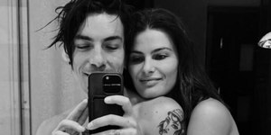 Di Ferrero posa sem roupa ao lado de Isabeli Fontana em comemoração