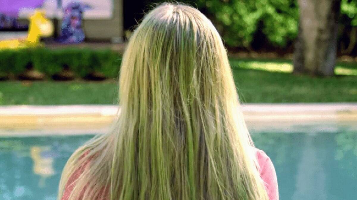 Como não deixar o cabelo loiro ficar verde quando vai à piscina