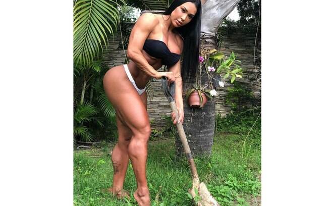 Gracyanne Barbosa sensualiza com uma enxada em seu jardim 