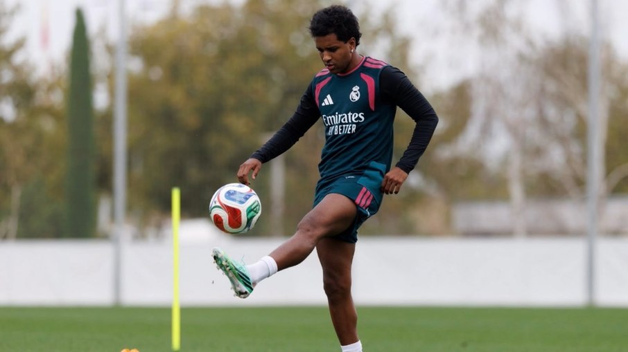Rodrygo volta a treinar com bola pela primeira vez desde a grave lesão sofrida em março