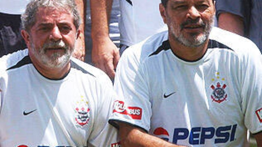 Sócrates e Lula; craque do Corinthians, da Seleção Brasileira e cidadão presente na campanha das Diretas Já, Sócrates sempre externou sua admiração pelo presidente Lula e sempre se posicionou do lado da democracia contra a abjeta ditadura Sócrates e Lula; craque do Corinthians, da Seleção Brasileira e cidadão presente na campanha das Diretas Já, Sócrates sempre externou sua admiração pelo presidente Lula e sempre se posicionou do lado da democracia contra a abjeta ditadura