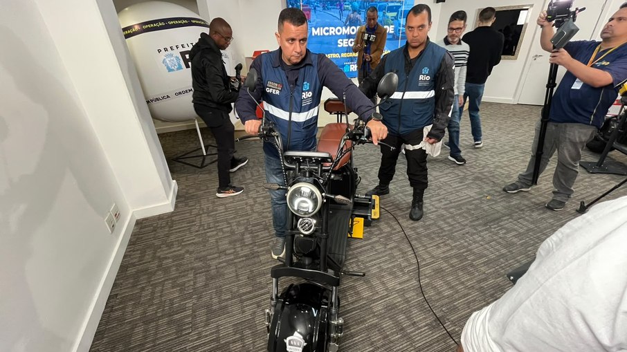 Agentes da SEOP durante apresentação do novo sistema de ficalização dos autopropelídos Agentes da SEOP durante apresentação do novo sistema de ficalização dos autopropelídos