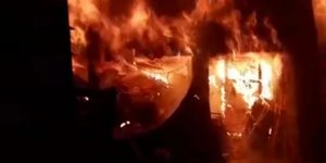 Incêndio de grandes proporções destrói casas em Porto Alegre