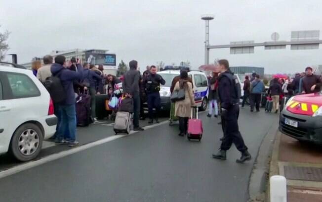 Mais de 3 mil pessoas foram evacuadas dos terminais de Orly, aeroporto de Paris, após ataque a soldada francesa