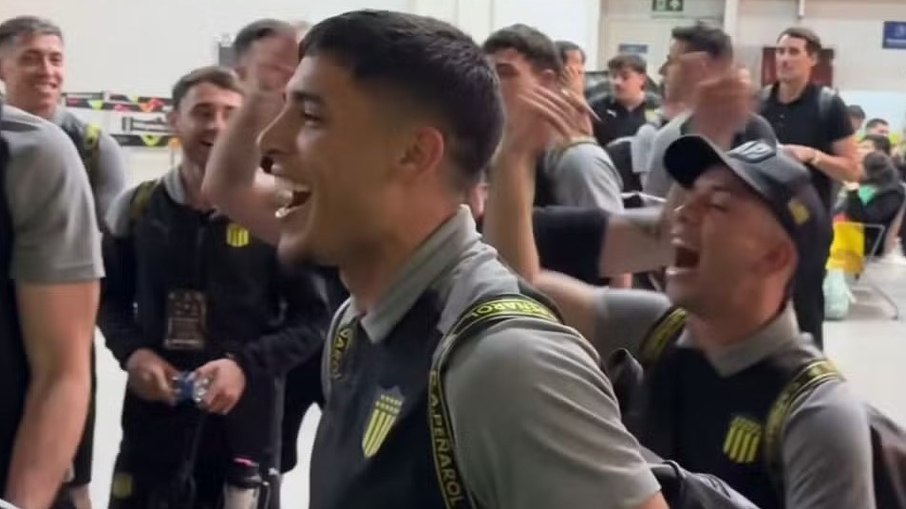 Jogadores do Peñarol festejaram no aeroporto