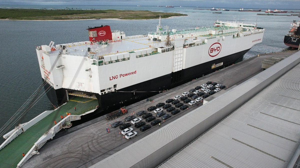 BYD King desembarcando no porto de Suape (PE)