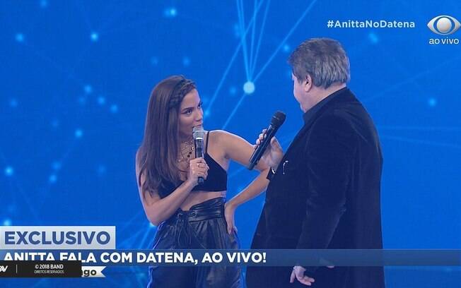 Anitta visitou o 'Agora é Domingo' apresentado por Datena e apresentou alguns hits, além de falar sobre a carreira