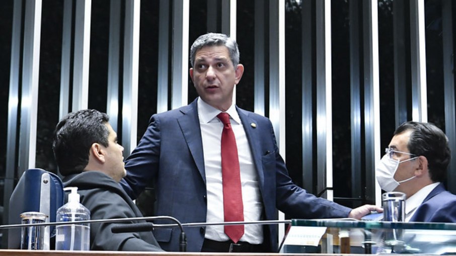 Rogerio Carvalho (ao centro) durante sessão plenária, em conversa com Davi Alcolumbre e Eduardo Braga