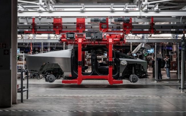 Tesla promete nova plataforma de carros elétricos para 2025