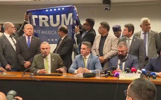 Bandeira de Trump na Câmara causa divergência no PL