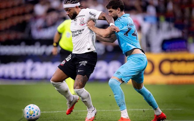 Neymar em ação com a camisa do Santos durante o clássico com o Corinthians 