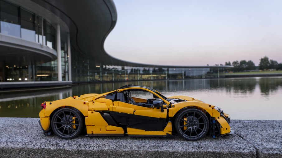 McLaren P1 de Lego na sede da McLaren em Woking, na Inglaterra