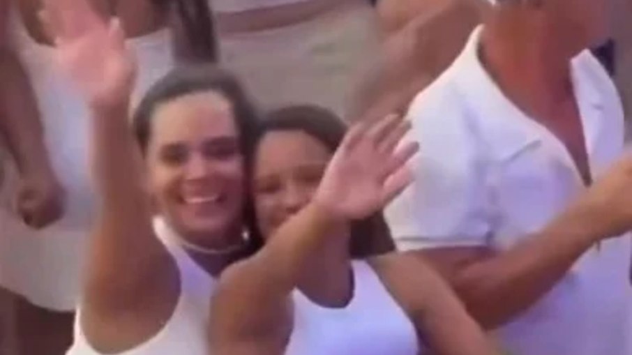 Vítimas foram vistas se divertindo em festa de réveillon