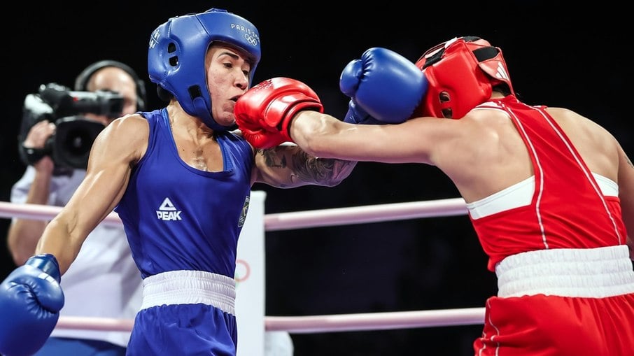 Carol Almeida é dominada por boxeadora cazaque e está fora das Olimpíadas de Paris