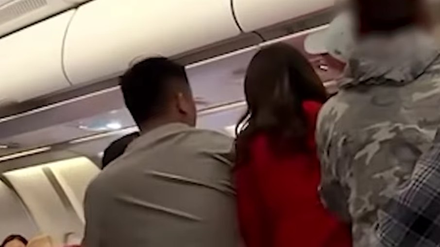 Passageiros trocam socos após discussão em avião Passageiros trocam socos após discussão em avião