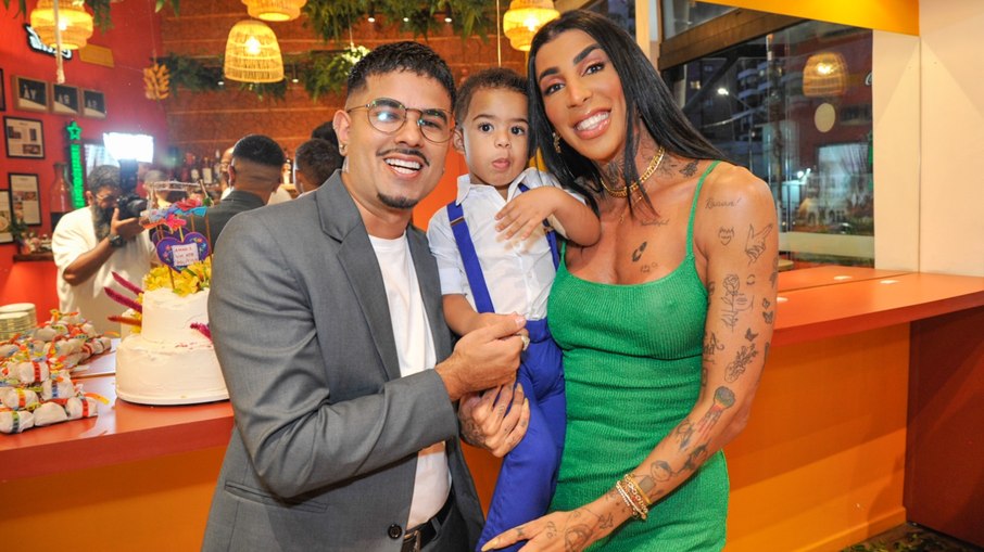 Pepita e o marido, Kayque Nogueira, com o pequeno Lucca no colo